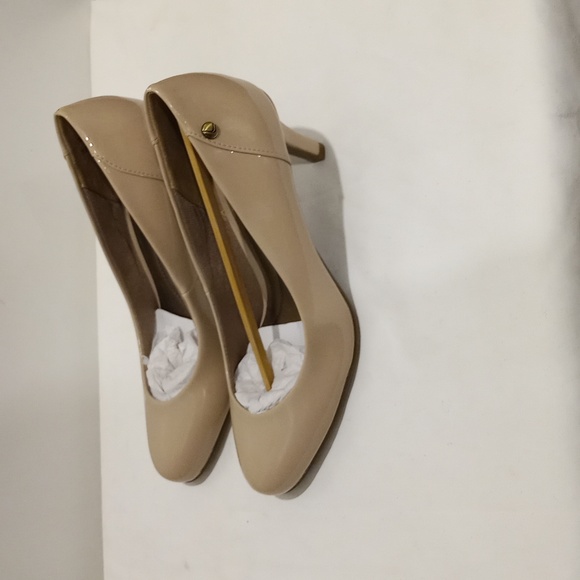 Life Stride LIVELY Dress Pump in Taupe | 6 US - Picture 8 of 12